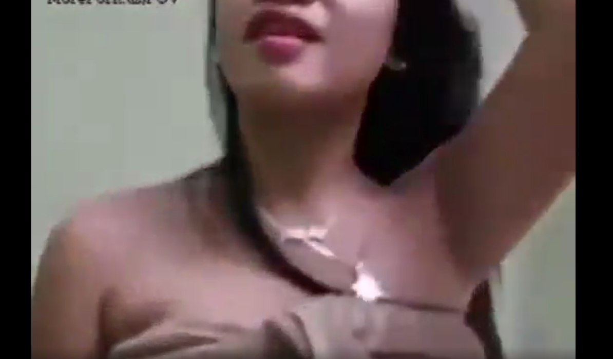 Indo Viral Sedang Live Bareng Temen Di Sebuah Aplikasi Sambil Pamer Body Ke Para Netizen