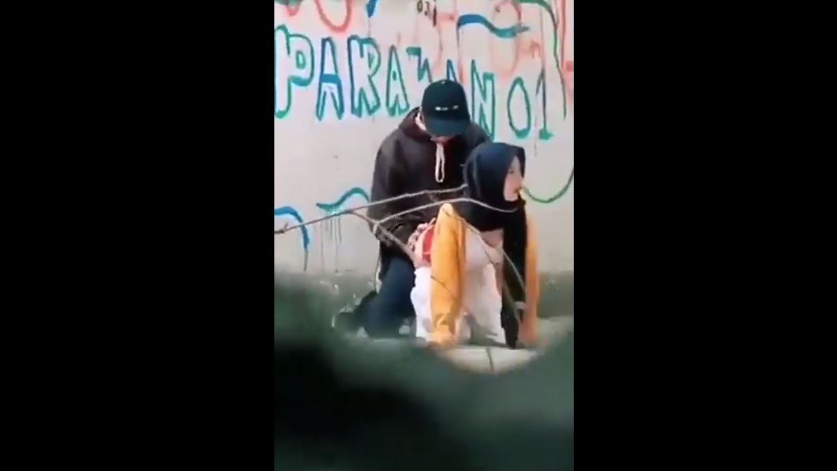 ABG Viral Pasangan Muda Yang Sangat berani Wiwik Dikebun Belakang Rumah